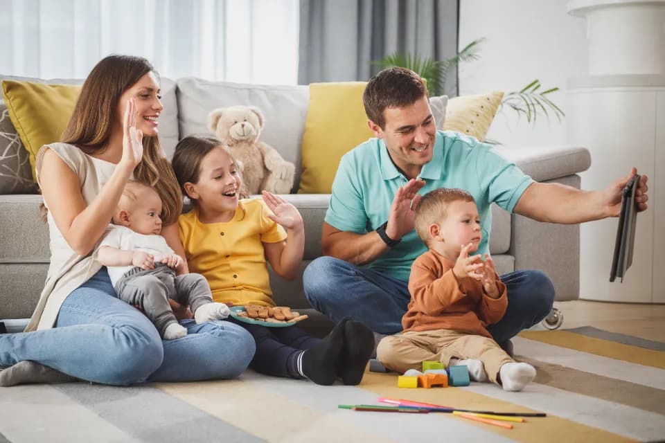 Salonda birlikte vakit geçiren bir aile